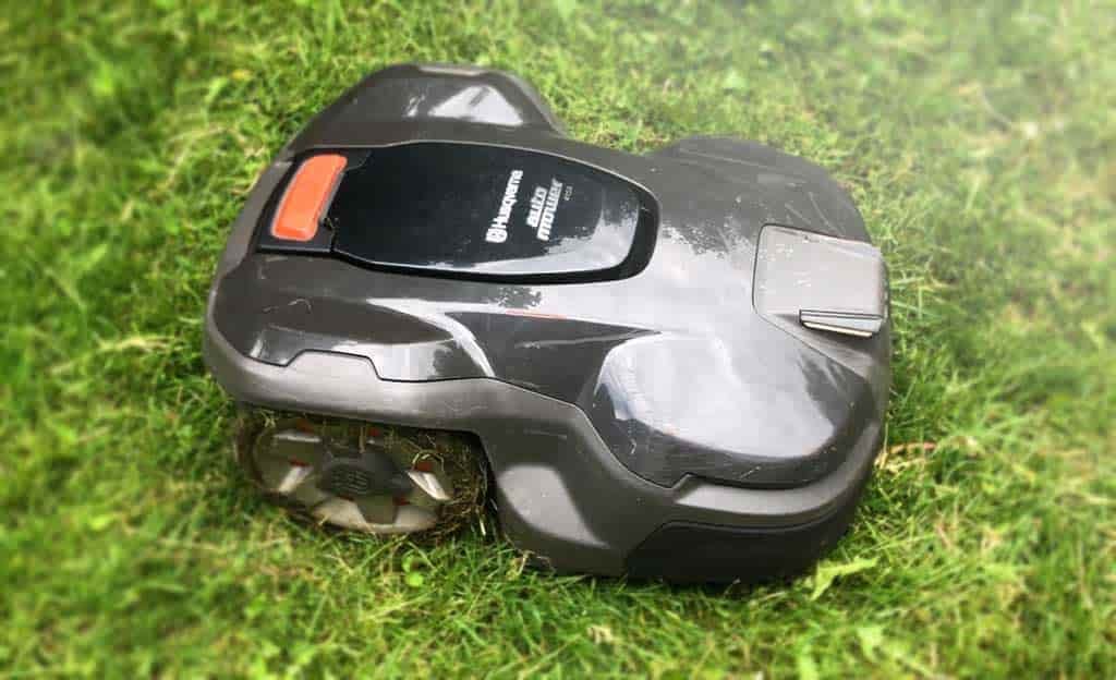 Husqvarna Automower 415X testas på en gräsmatta