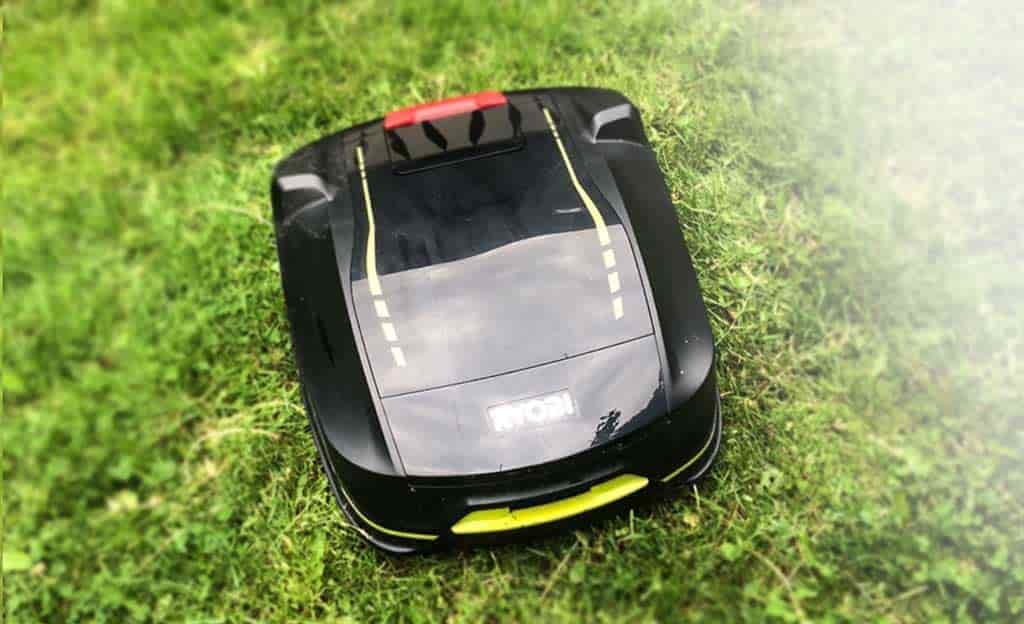 Ryobi robotgräsklippare testas på en gräsmatta